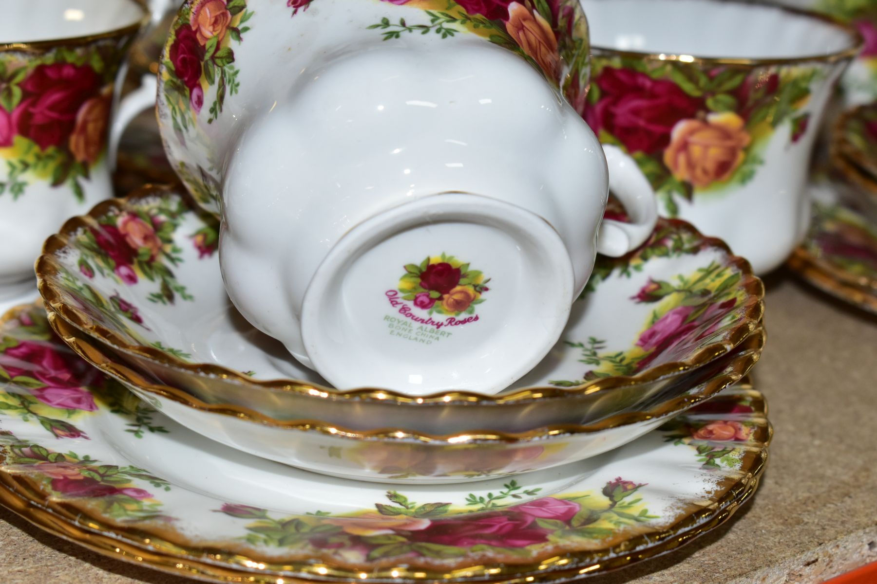 A FIFTY PIECE ROYAL ALBERT OLD COUNTRY ROSES DINNER SERVICE, comprising a teapot, a sugar bowl, a - Image 2 of 12