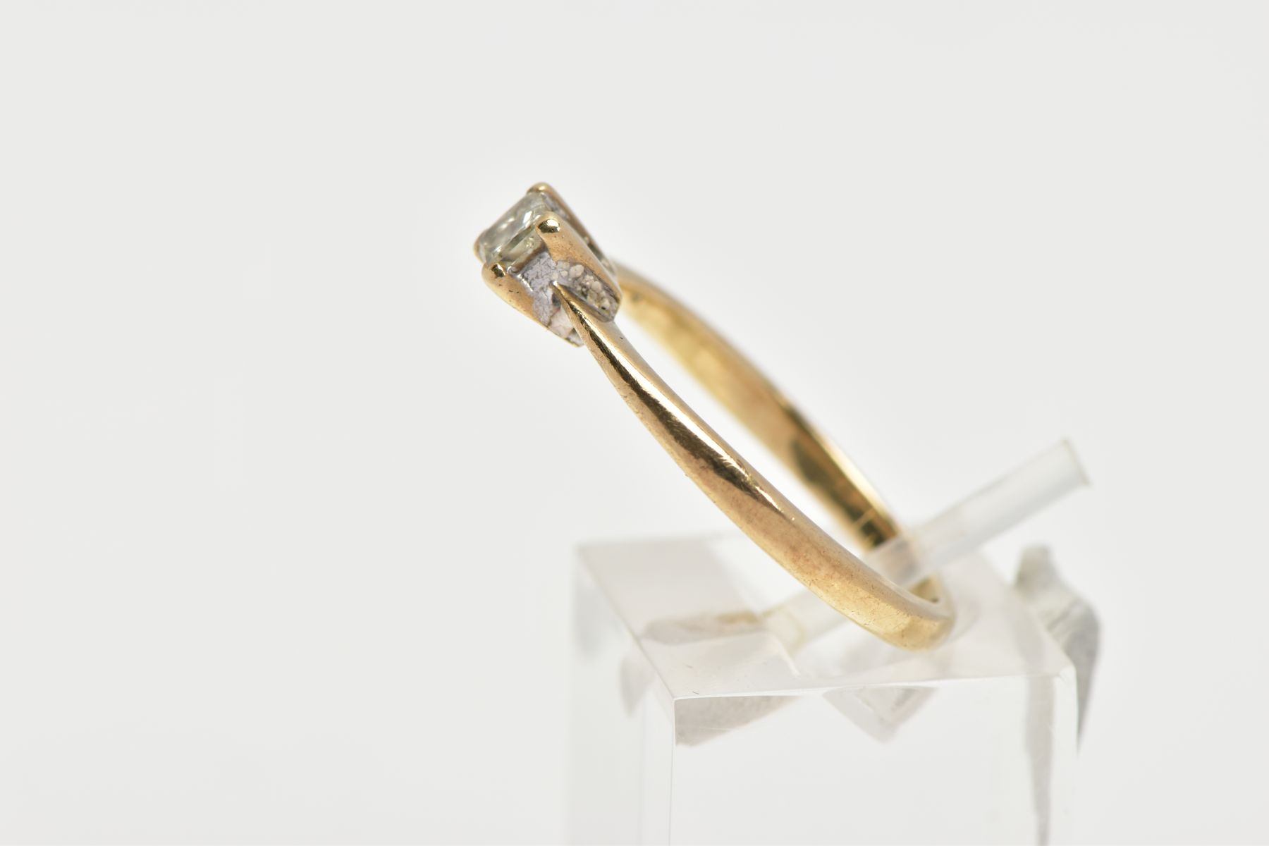A YELLOW METAL SINGLE STONE DIAMOND RING, four claw set princess cut diamond, stamped diamond weight - Image 2 of 4