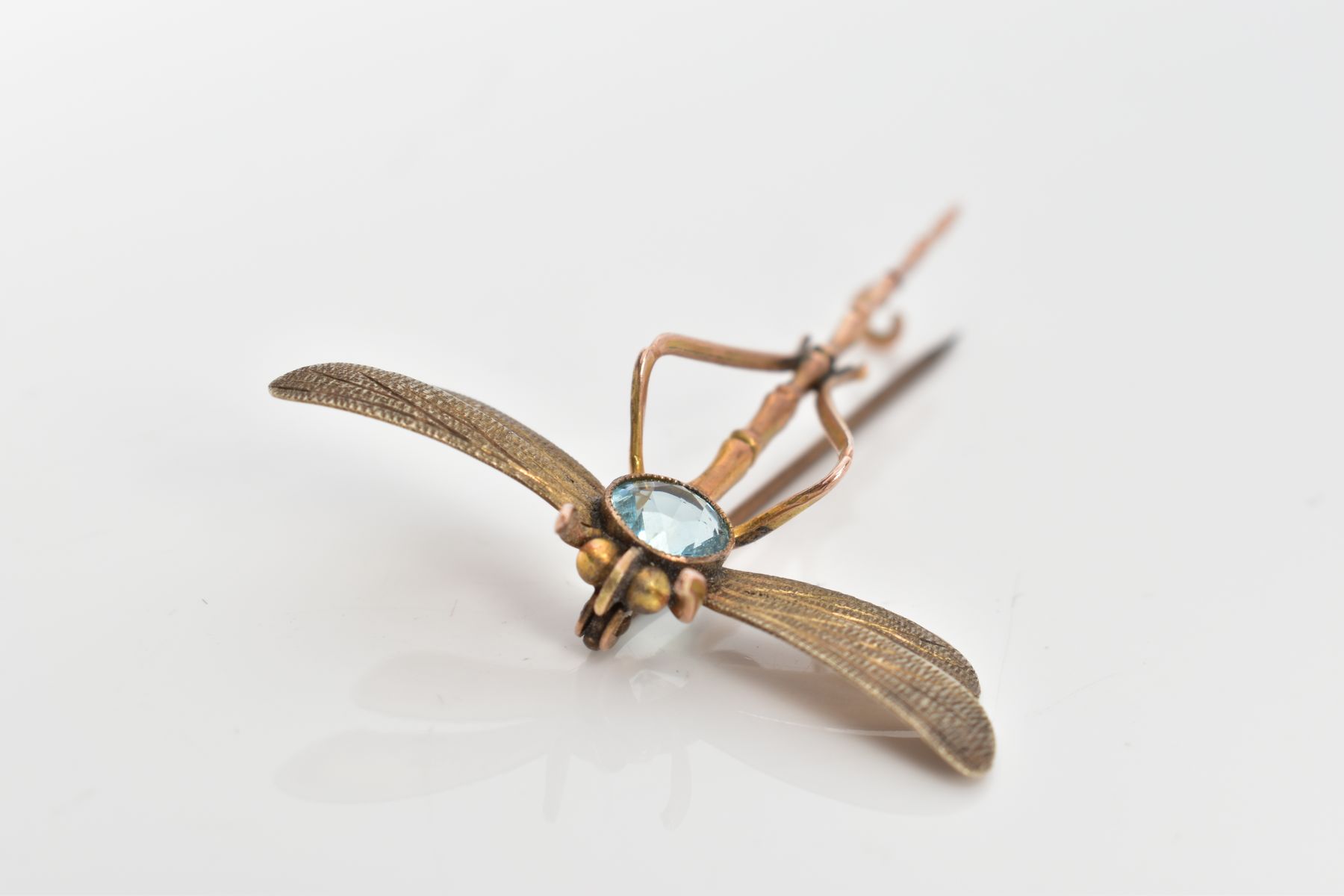 AN EARLY 20TH CENTURY YELLOW METAL DRAGONFLY BROOCH, set with a circular cut blue paste in a - Image 5 of 5