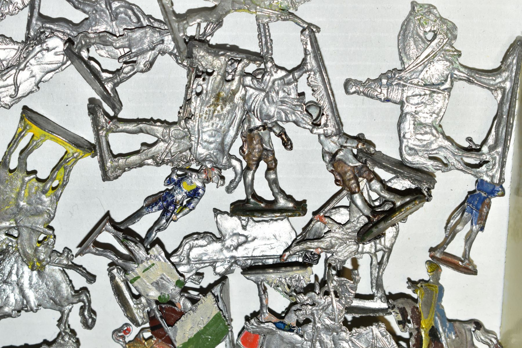 A QUANTITY OF ASSORTED WHITE METAL KNIGHT AND SOLDIER FIGURES, detailed flat double sided mounted - Image 4 of 5