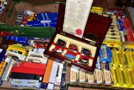 A QUANTITY OF BOXED AND UNBOXED ASSORTED DIECAST VEHICLES, to include cased Matchbox 'Models of