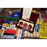 A QUANTITY OF BOXED AND UNBOXED ASSORTED DIECAST VEHICLES, to include cased Matchbox 'Models of