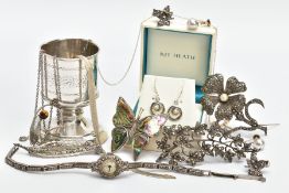 A SELECTION OF SILVER AND WHITE METAL JEWELLERY, AND A BROKEN YELLOW METAL CHAIN, to include a