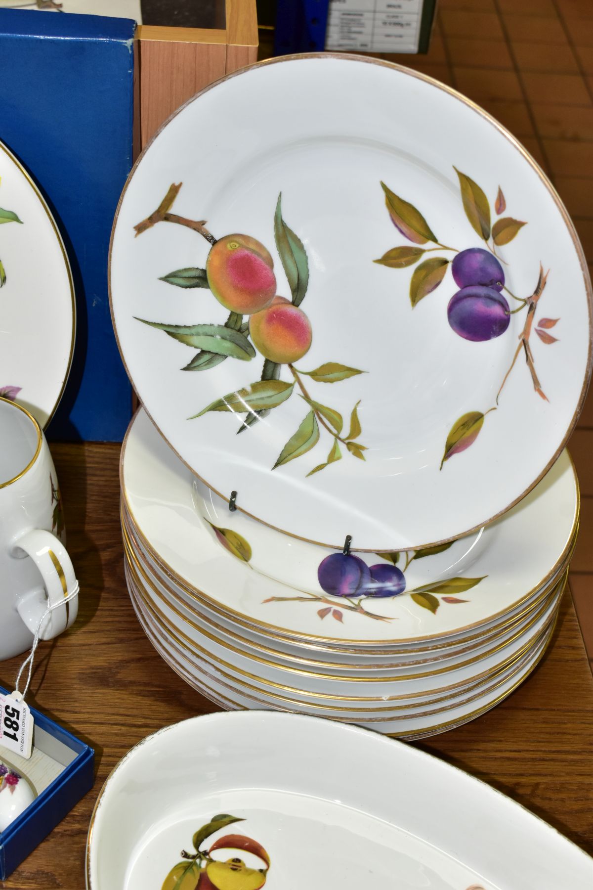 AN EIGHTY SIX PIECE ROYAL WORCESTER EVESHAM DINNER SERVICE ETC, comprising a boxed cake plate, a - Image 5 of 11