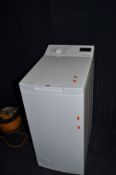 A NARROW HOTPOINT WMTF722H TOP LOADING WASHING MACHINE, width 41cm x depth 62cm x height 89cm (PAT