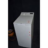 A NARROW HOTPOINT WMTF722H TOP LOADING WASHING MACHINE, width 41cm x depth 62cm x height 89cm (PAT