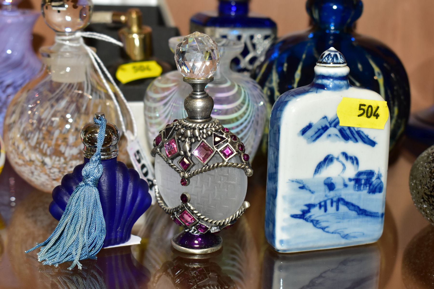A COLLECTION OF MODERN GLASSWARE, ETC, primarily decorative scent bottles, including a Mdina - Image 6 of 14