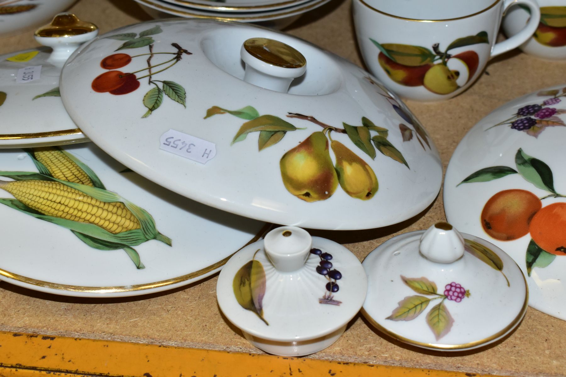 SEVENTY TWO PIECES OF ROYAL WORCESTER EVESHAM AND EVESHAM VALE DINNER WARES, comprising two flan - Image 6 of 10