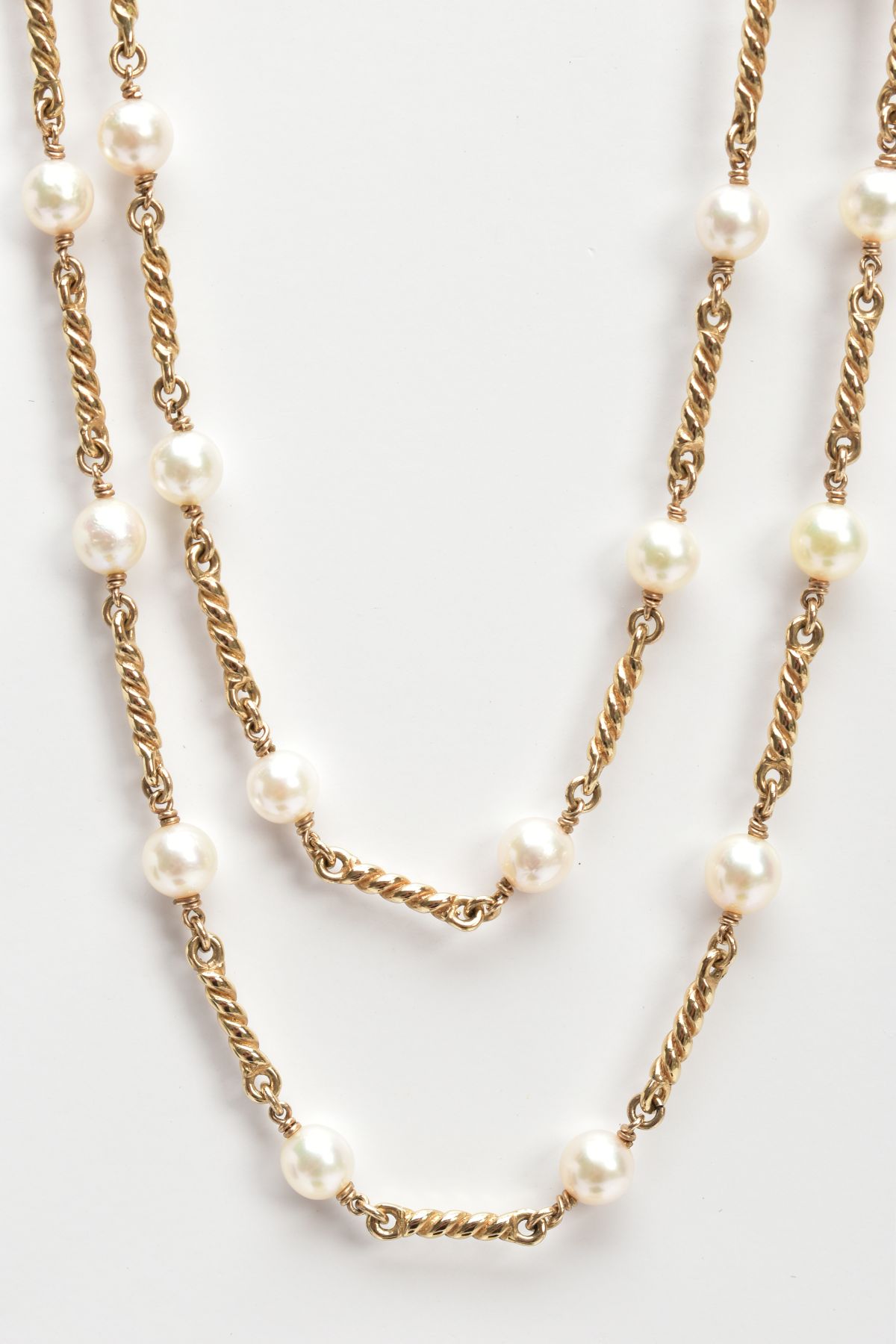 A 9CT GOLD CULTURED PEARL NECKLACE, twenty three white cultured pearls, each pearl approximately - Image 5 of 6