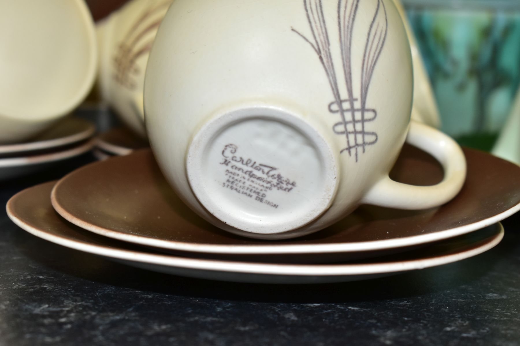 A GROUP OF CARLTON WARE CERAMICS, to include a seventeen piece tea set in Windswept pattern ( - Image 9 of 15