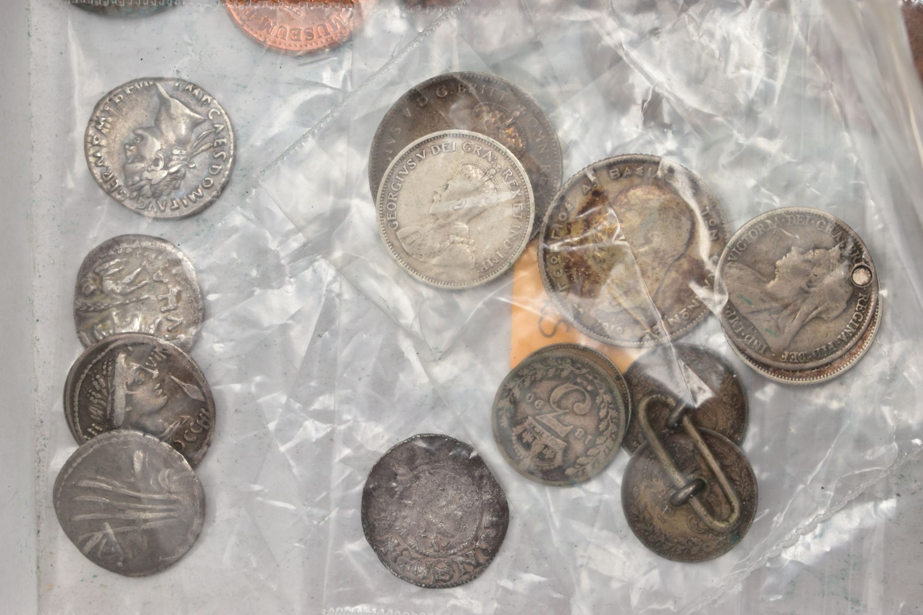 A BOX LID CONTAINING AMOUNTS OF MAINLY UK COINAGE, to include a bag in what appears to be roman - Bild 4 aus 8