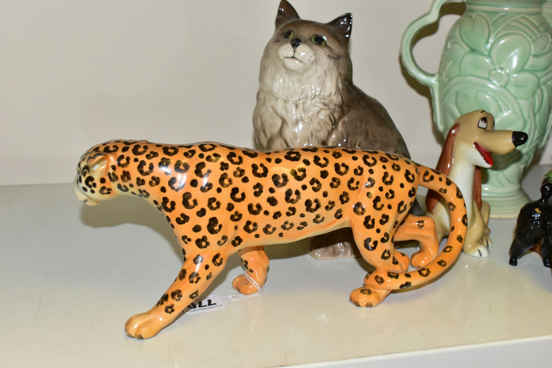 A GROUP OF CERAMIC ORNAMENTS, eight pieces comprising a Beswick Leopard no 1082, height 12cm, a - Image 6 of 10