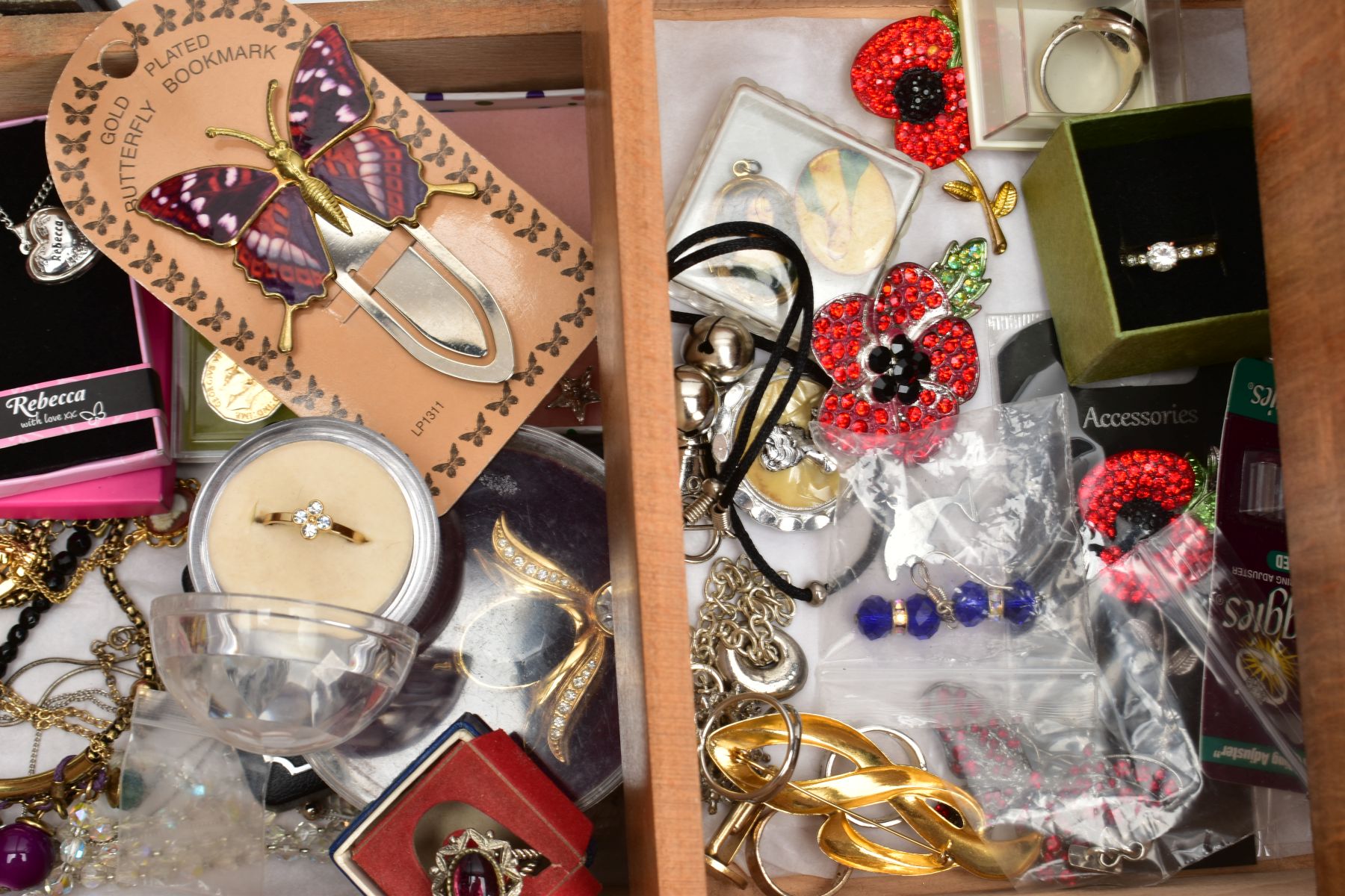A SELECTION OF COSTUME JEWELLERY AND STORAGE CASE, a wooden extending storage case consisting of - Image 7 of 7