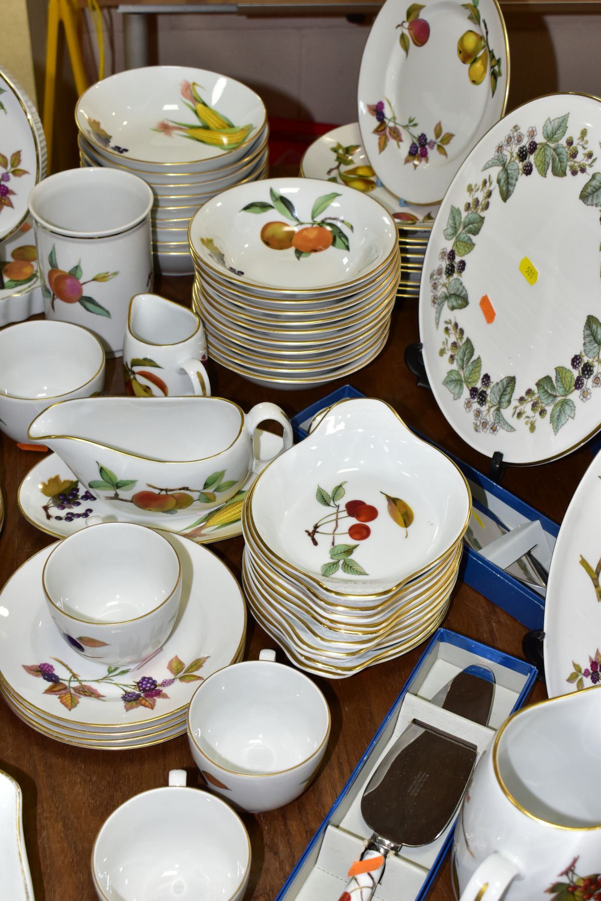 AN EIGHTY SIX PIECE ROYAL WORCESTER EVESHAM DINNER SERVICE ETC, comprising a boxed cake plate, a - Image 7 of 11
