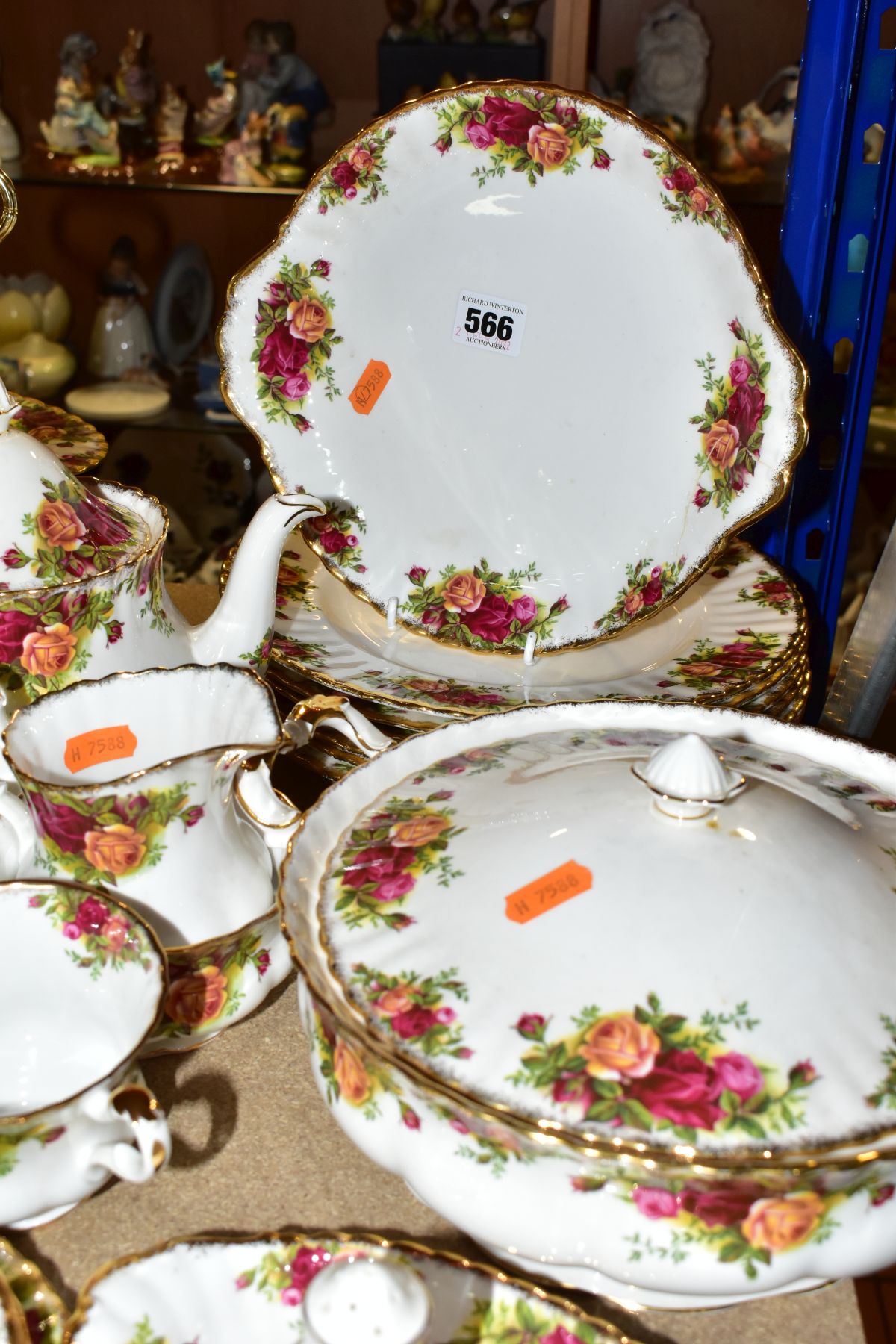 A FIFTY PIECE ROYAL ALBERT OLD COUNTRY ROSES DINNER SERVICE, comprising a teapot, a sugar bowl, a - Image 6 of 12