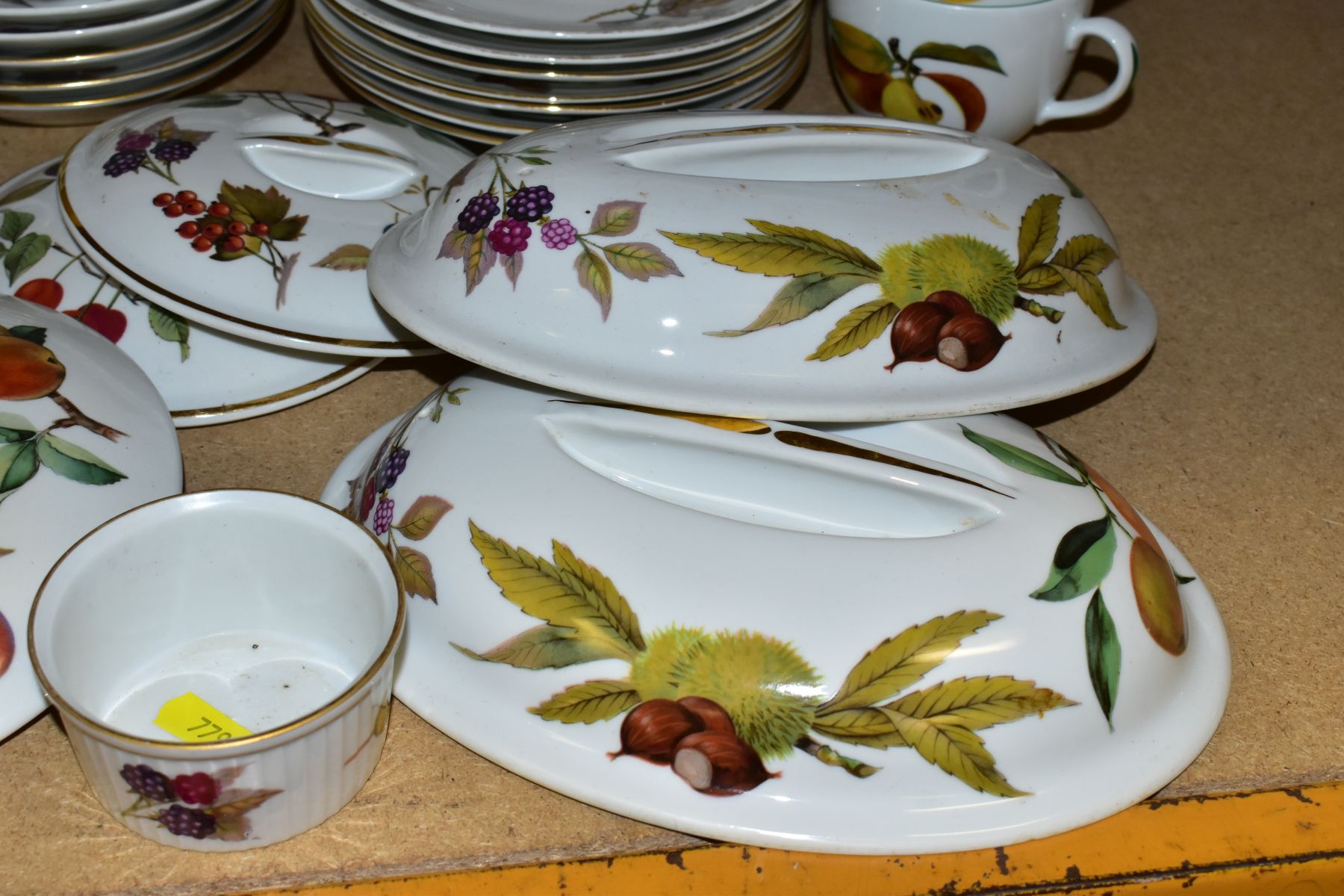 SEVENTY TWO PIECES OF ROYAL WORCESTER EVESHAM AND EVESHAM VALE DINNER WARES, comprising two flan - Image 7 of 10