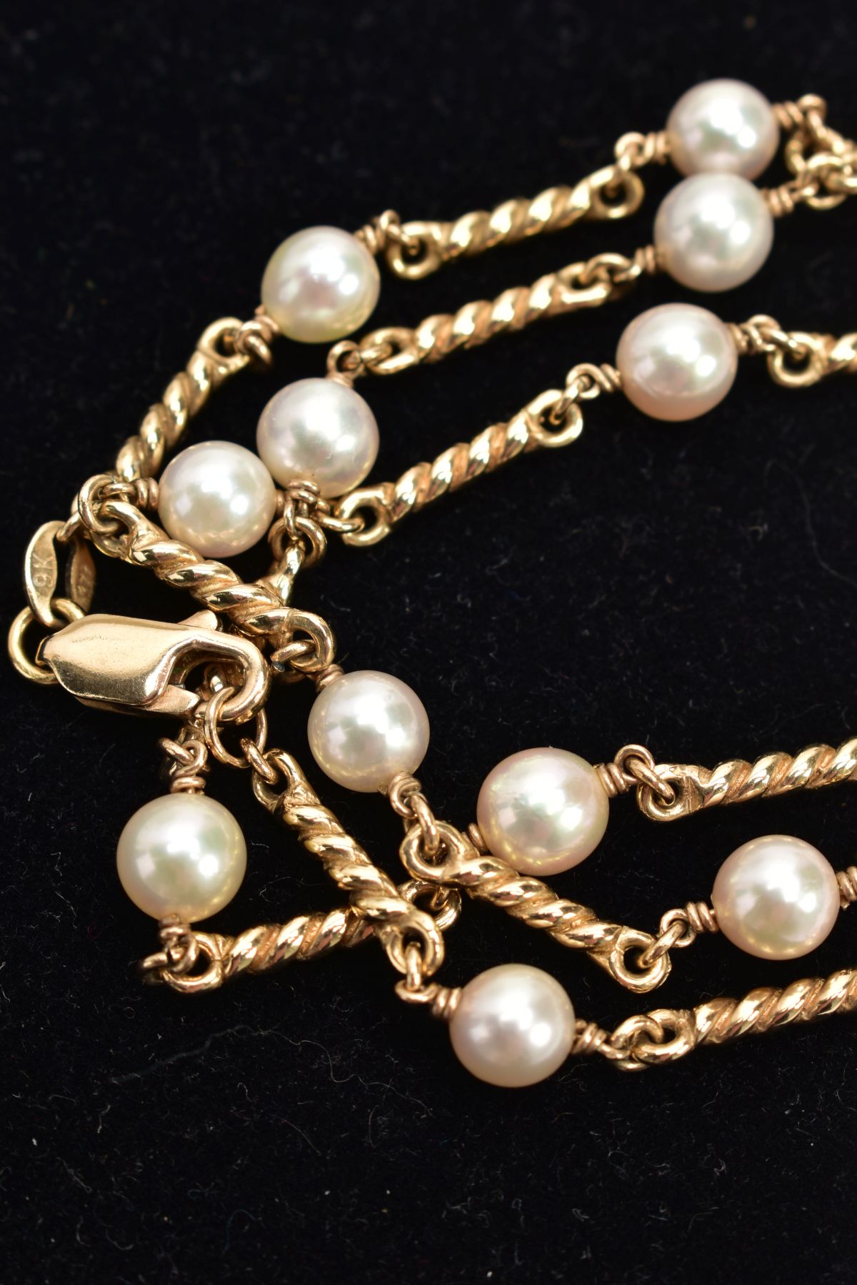 A 9CT GOLD CULTURED PEARL NECKLACE, twenty three white cultured pearls, each pearl approximately - Image 2 of 6