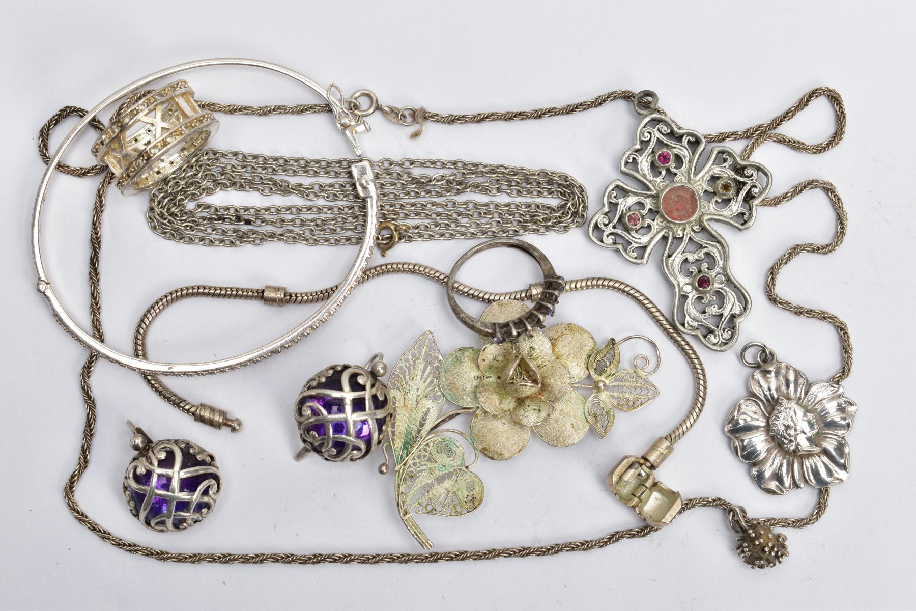 AN ASSORTMENT OF WHITE METAL JEWELLERY, to include two chains, a bracelet, a bangle, two rings two