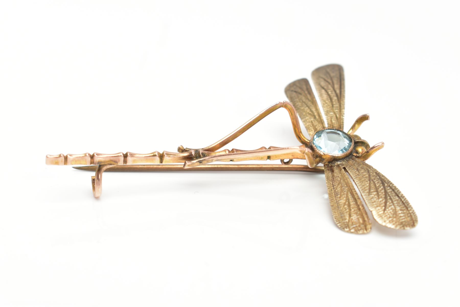 AN EARLY 20TH CENTURY YELLOW METAL DRAGONFLY BROOCH, set with a circular cut blue paste in a - Image 2 of 5