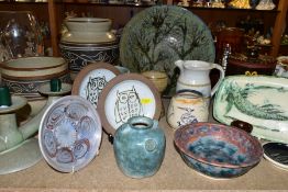 EIGHTEEN PIECES OF STUDIO POTTERY, to include stoneware bowl with painted foliate decoration by