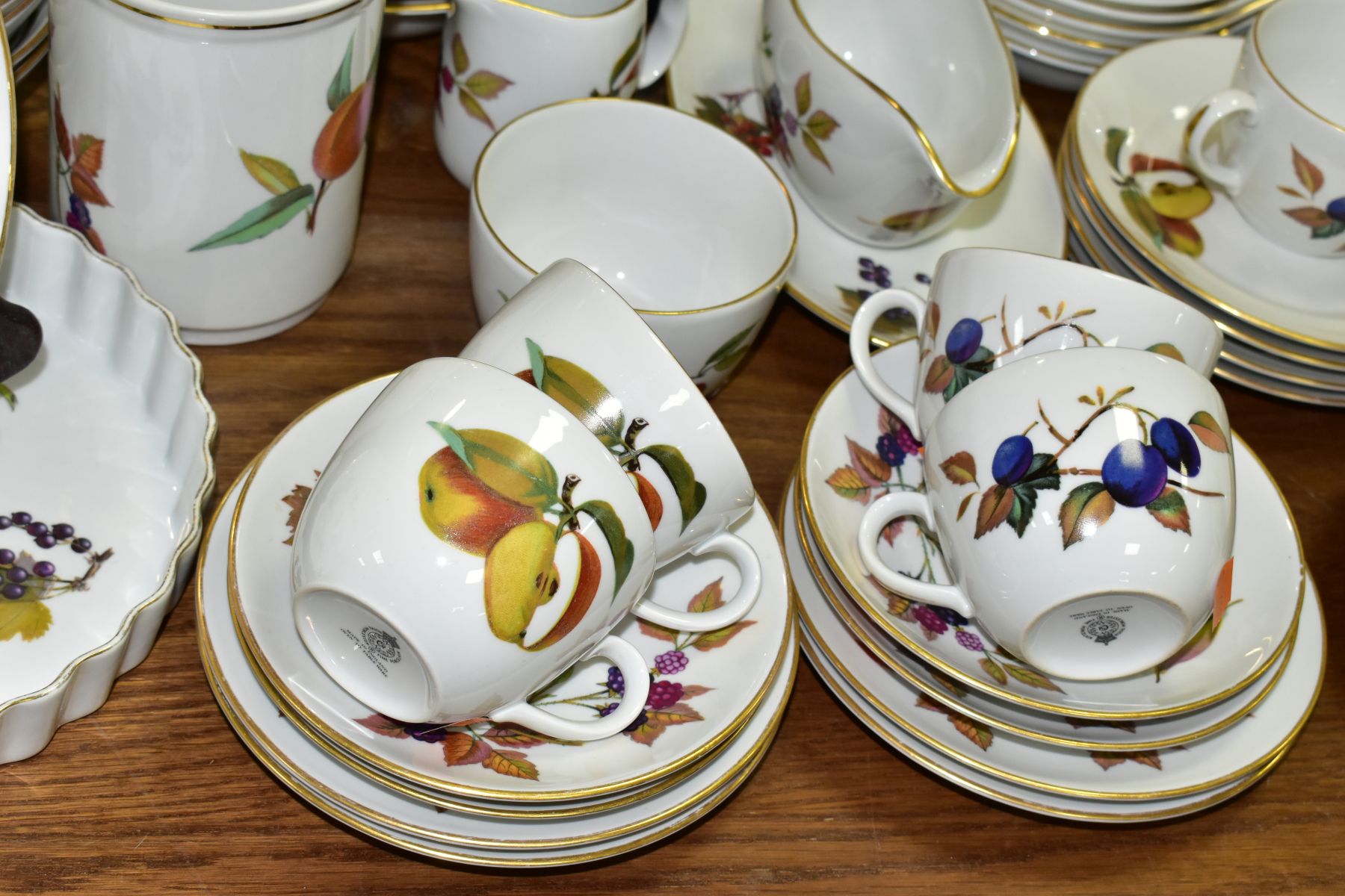 AN EIGHTY SIX PIECE ROYAL WORCESTER EVESHAM DINNER SERVICE ETC, comprising a boxed cake plate, a - Image 3 of 11