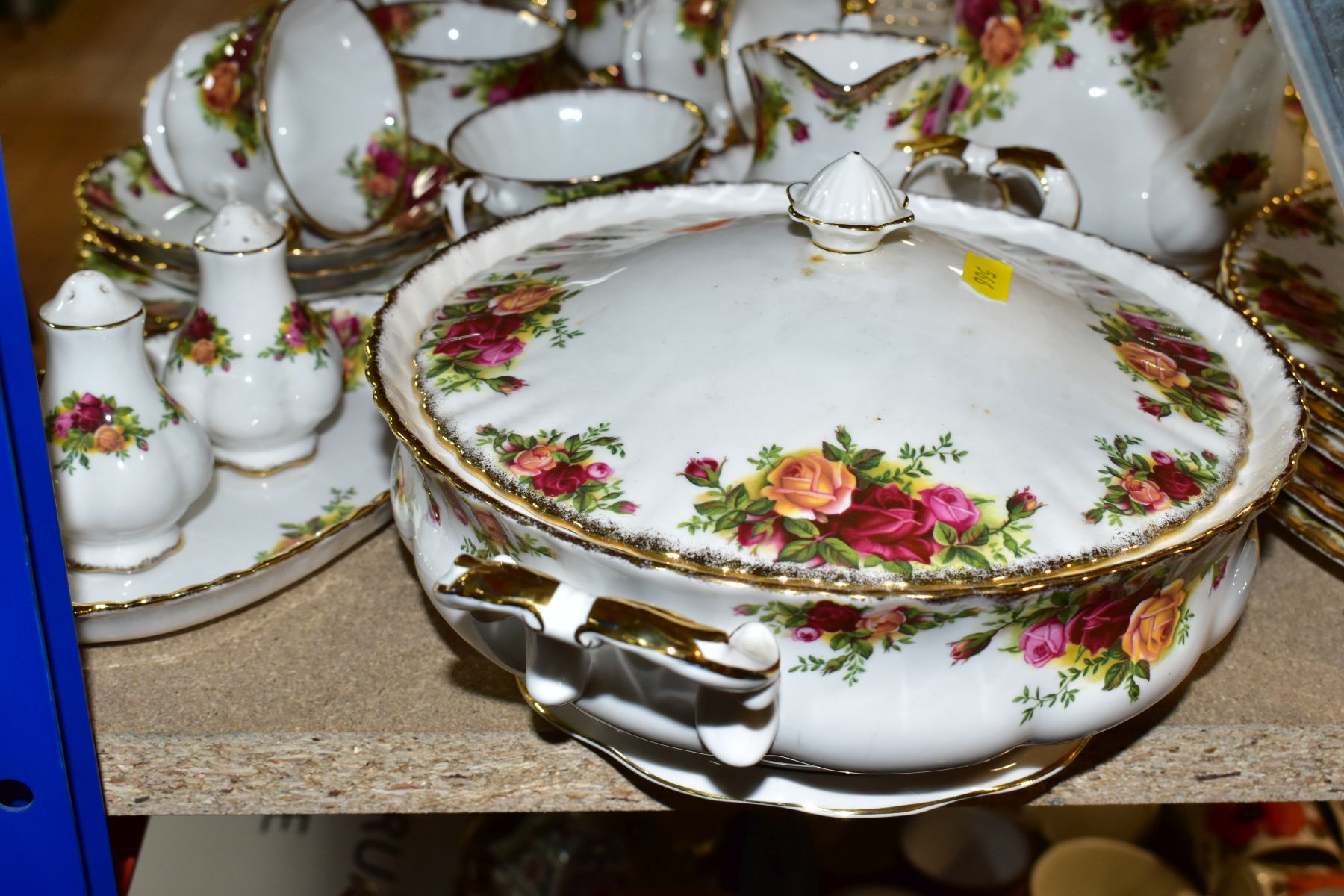 A FIFTY PIECE ROYAL ALBERT OLD COUNTRY ROSES DINNER SERVICE, comprising a teapot, a sugar bowl, a - Image 10 of 12