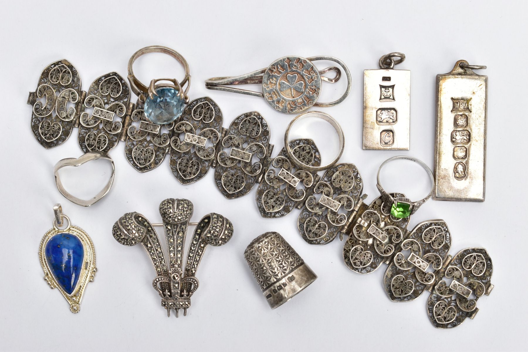 AN ASSORTMENT OF SILVER AND WHITE METAL JEWELLERY, to include a silver ingot pendant, hallmarked