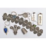 AN ASSORTMENT OF SILVER AND WHITE METAL JEWELLERY, to include a silver ingot pendant, hallmarked