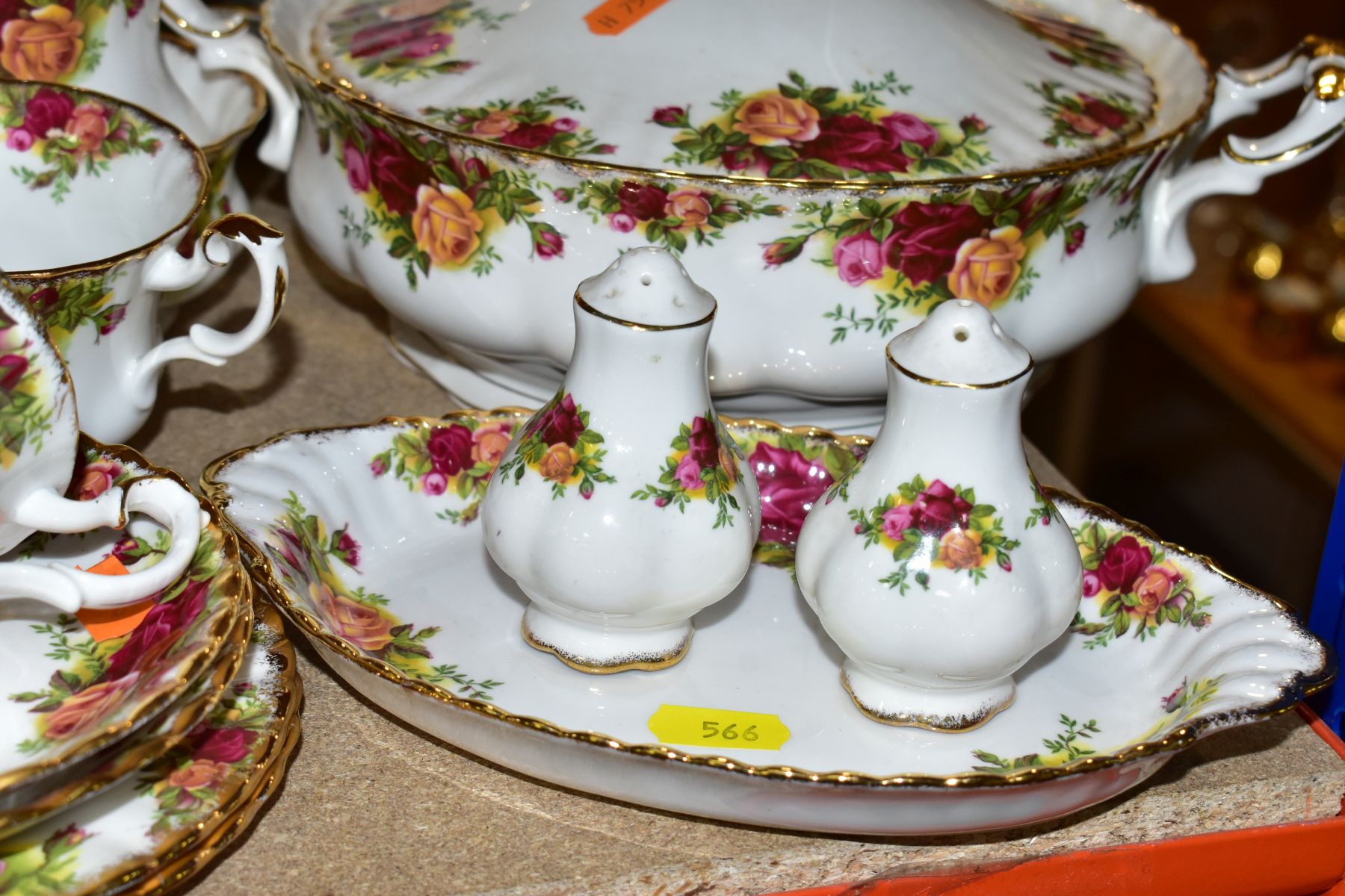 A FIFTY PIECE ROYAL ALBERT OLD COUNTRY ROSES DINNER SERVICE, comprising a teapot, a sugar bowl, a - Image 4 of 12