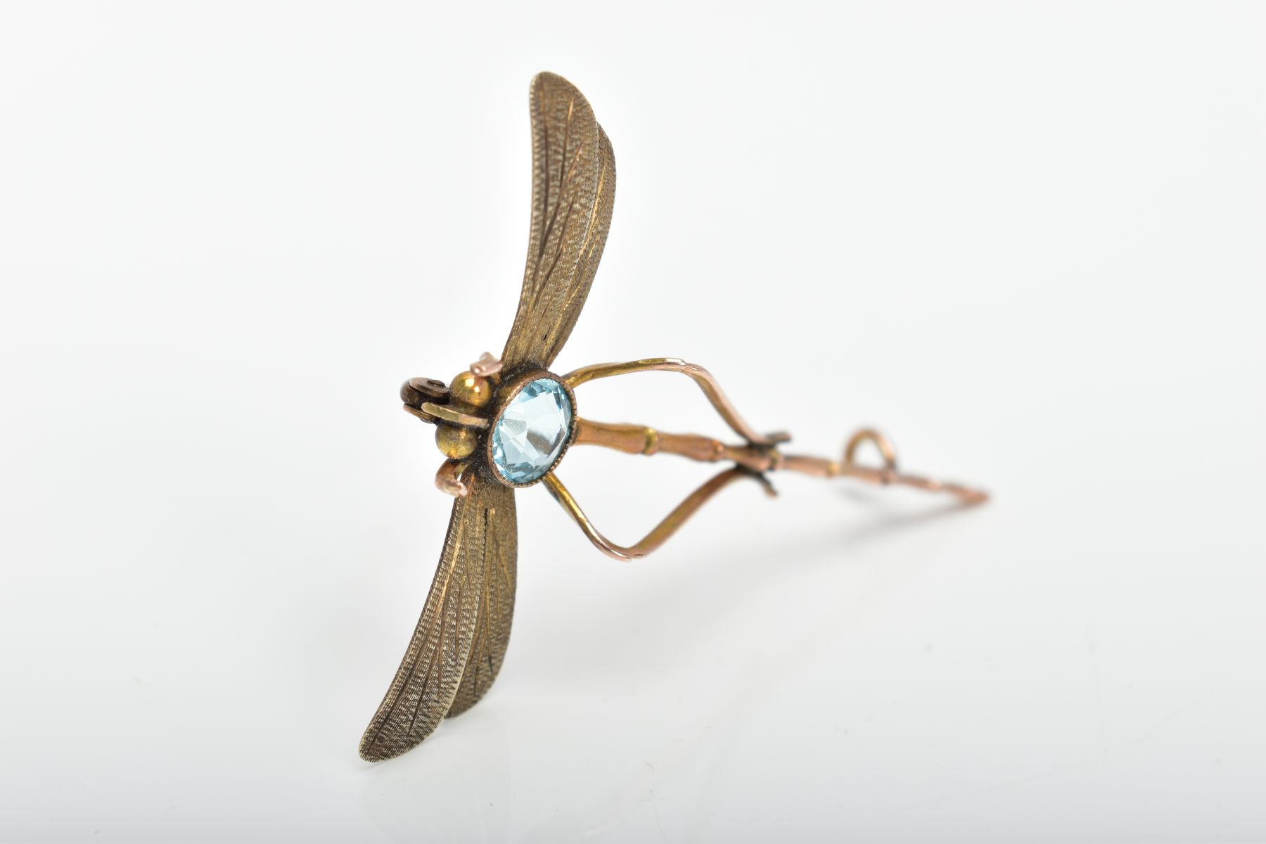 AN EARLY 20TH CENTURY YELLOW METAL DRAGONFLY BROOCH, set with a circular cut blue paste in a - Image 3 of 5