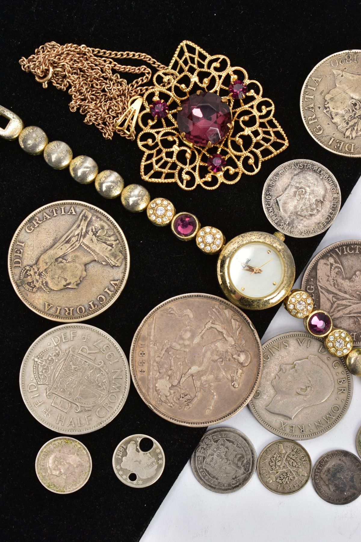 A SMALL AMOUNT OF COINS AND COSTUME JEWELLERY, to include Victoria Half Crown, double Florin, half - Bild 6 aus 7