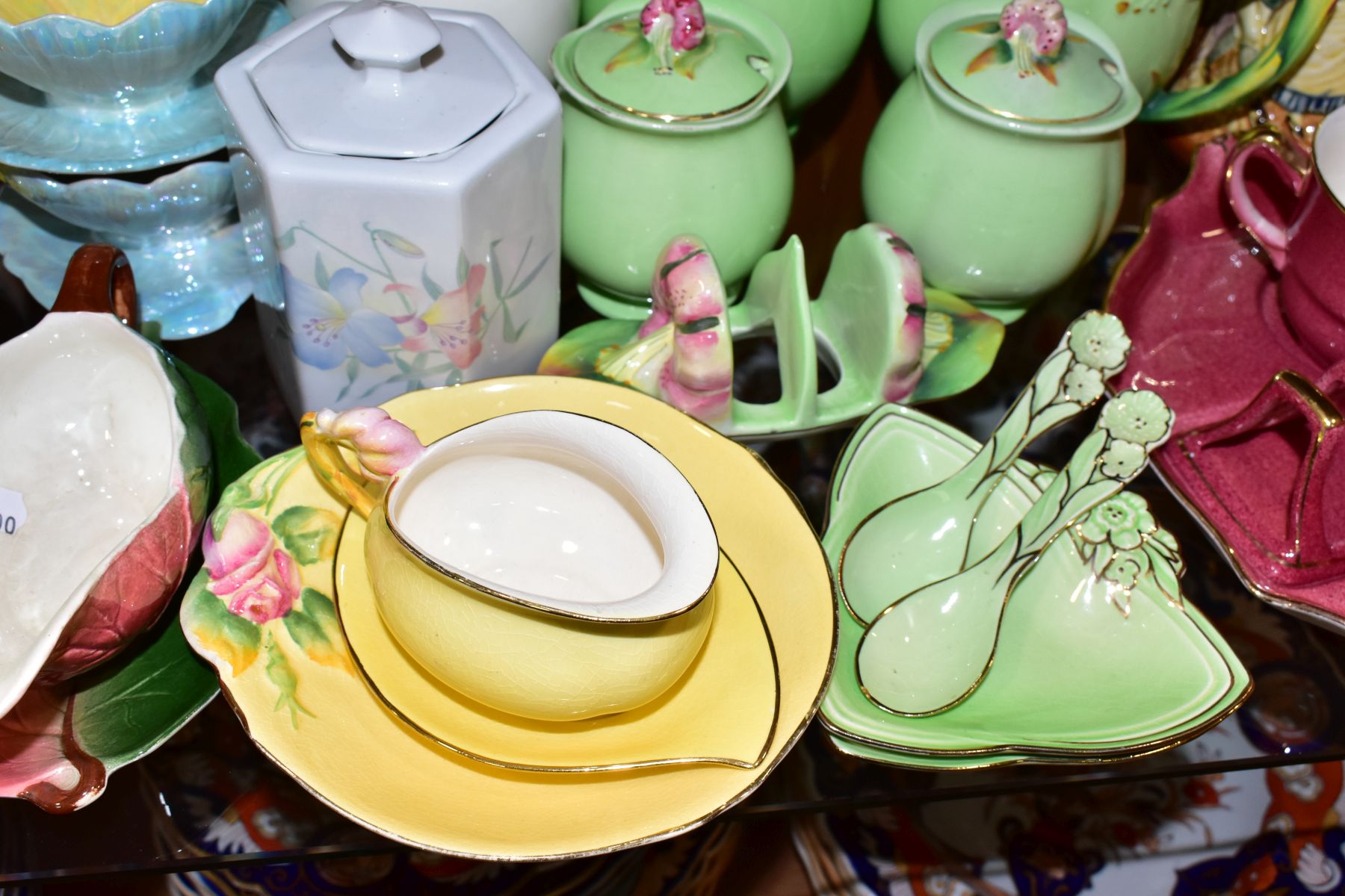 A GROUP OF ASSORTED ROYAL WINTON TABLE AND ORNAMENTAL WARES, including a breakfast for one set on - Image 8 of 17