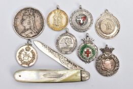 A SILVER FRIUT KNIFE AND MEMORABILA, to include a silver an mother of pearl folding fruit knife,