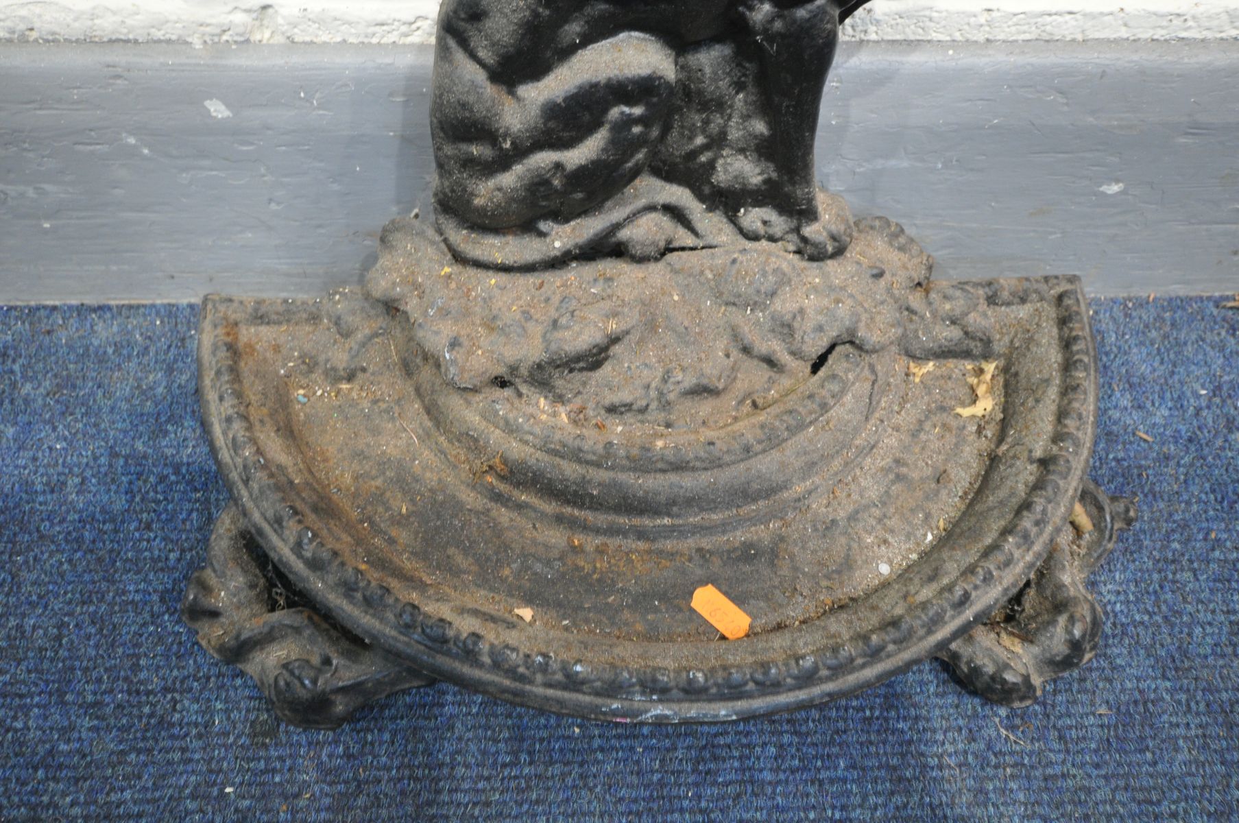 A CAST IRON UMBRELLA STAND, with a seated dog as the upright, with a removable oval tray, width 31cm - Image 3 of 3