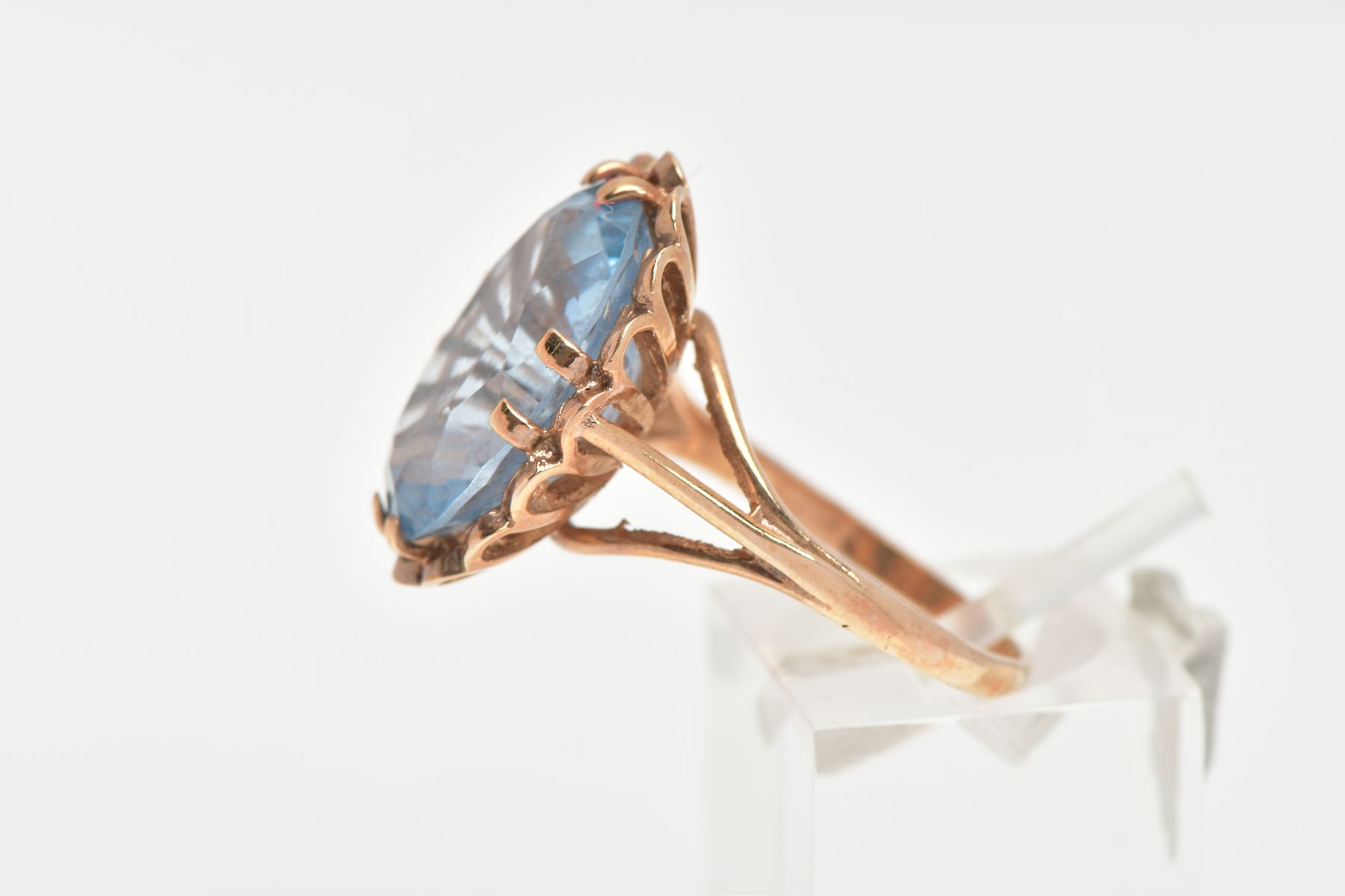 A TOPAZ DRESS RING, a large oval cut blue stone assessed as topaz, approximate length 17mm, - Image 2 of 4