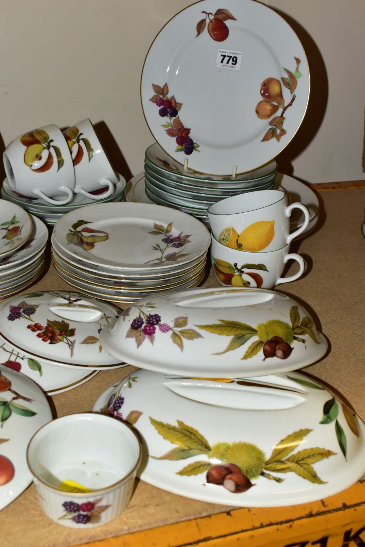 SEVENTY TWO PIECES OF ROYAL WORCESTER EVESHAM AND EVESHAM VALE DINNER WARES, comprising two flan - Image 3 of 10