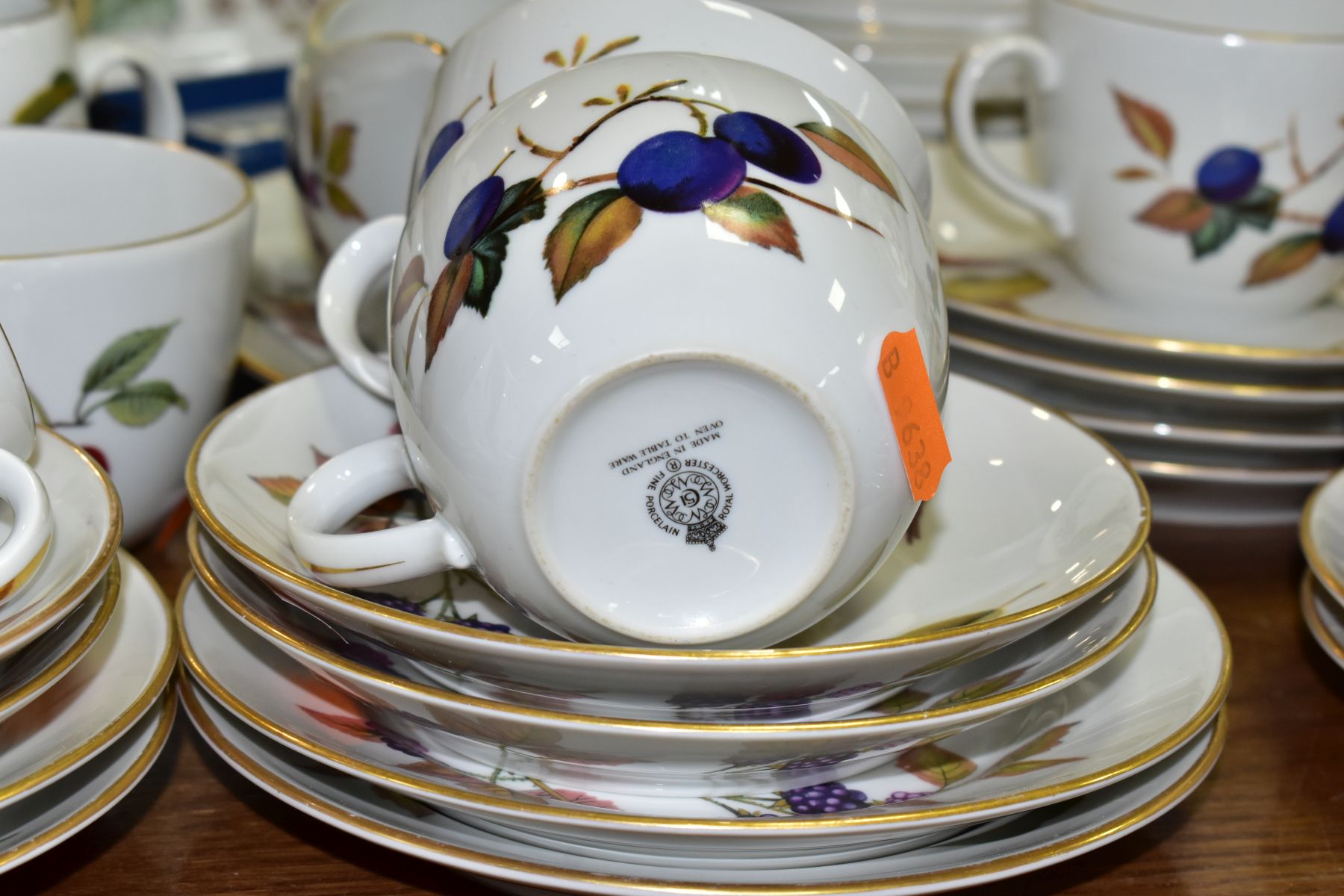 AN EIGHTY SIX PIECE ROYAL WORCESTER EVESHAM DINNER SERVICE ETC, comprising a boxed cake plate, a - Image 2 of 11