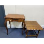 A MAHOGANY SIDE TABLE, with a wavy top, single drawer, on queen anne legs, width 64cm x depth 44cm x
