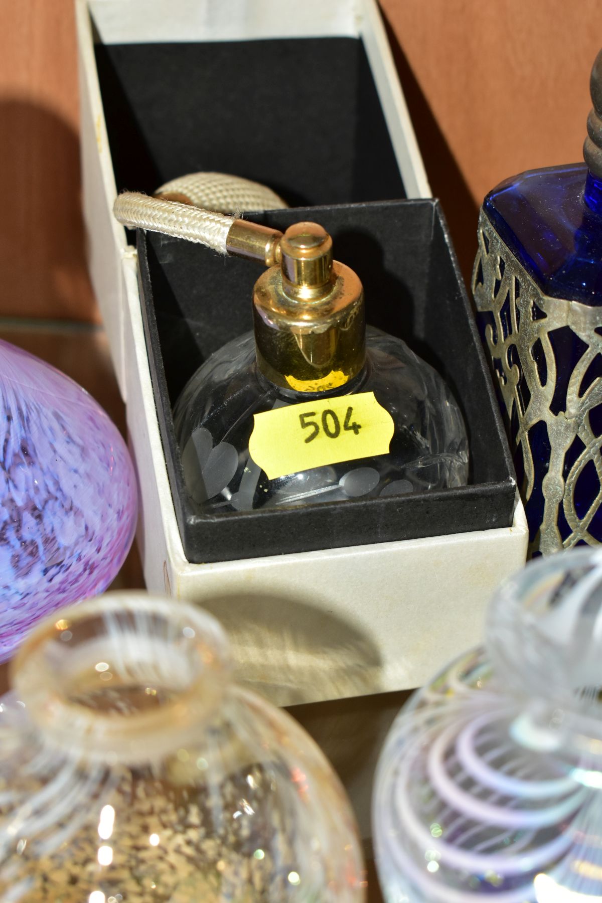 A COLLECTION OF MODERN GLASSWARE, ETC, primarily decorative scent bottles, including a Mdina - Image 10 of 14
