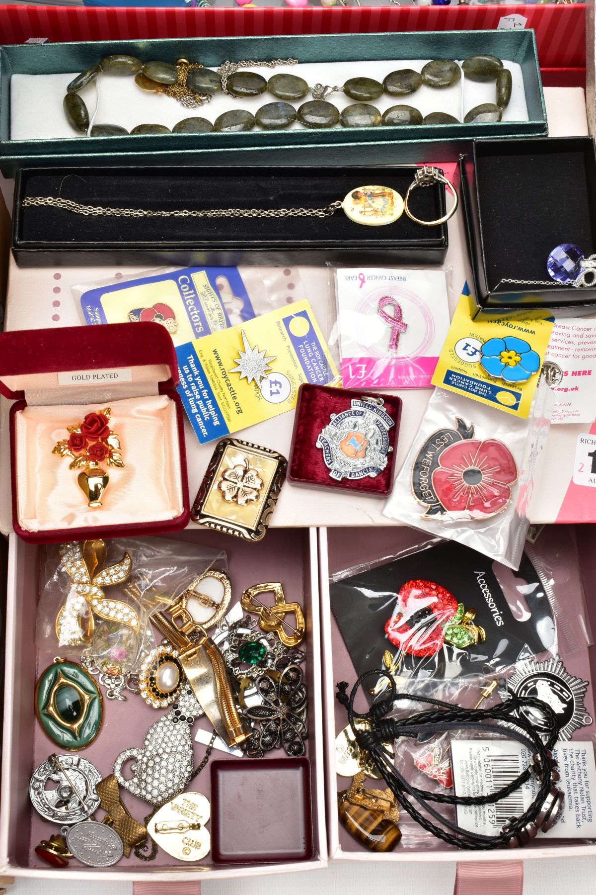 AN ASORTMENT OF COSTUME JEWELLERY, three boxes of costume jewellery containing a selection of - Image 7 of 14