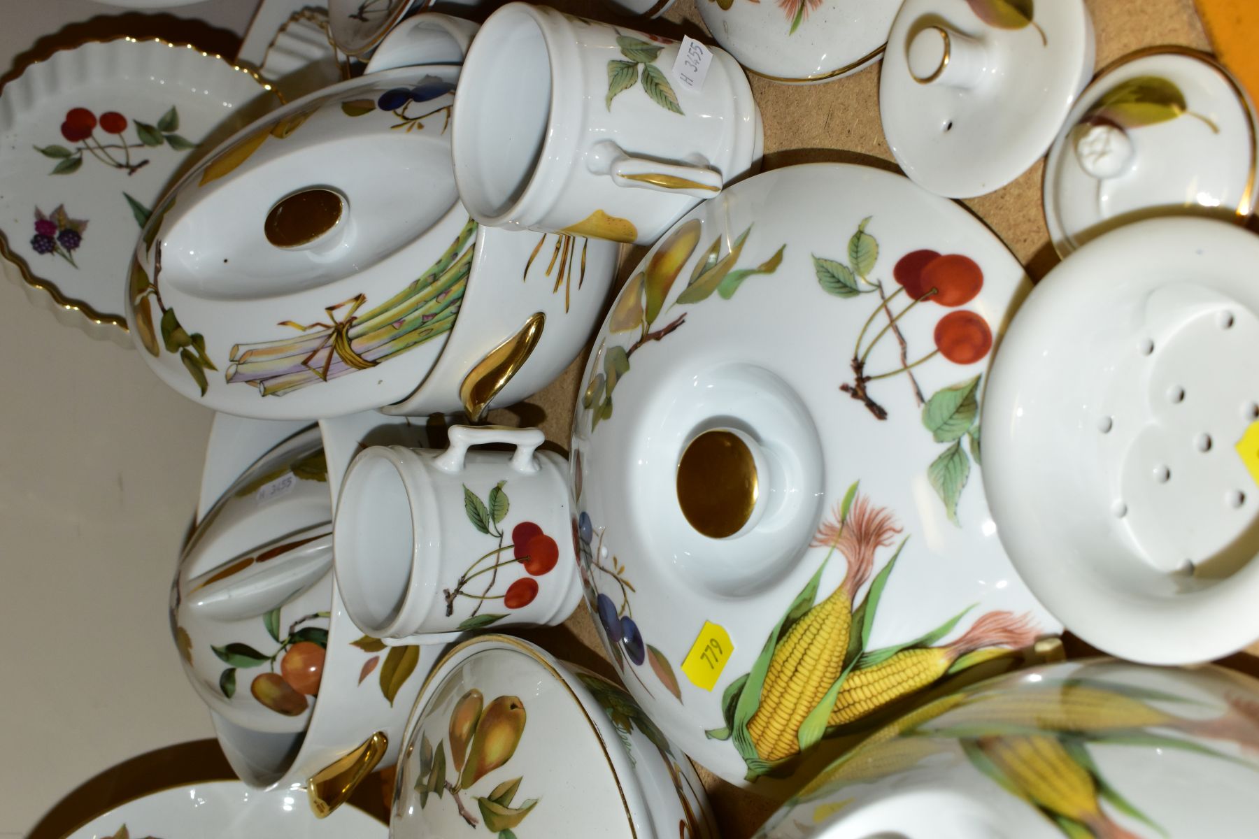 SEVENTY TWO PIECES OF ROYAL WORCESTER EVESHAM AND EVESHAM VALE DINNER WARES, comprising two flan - Image 9 of 10