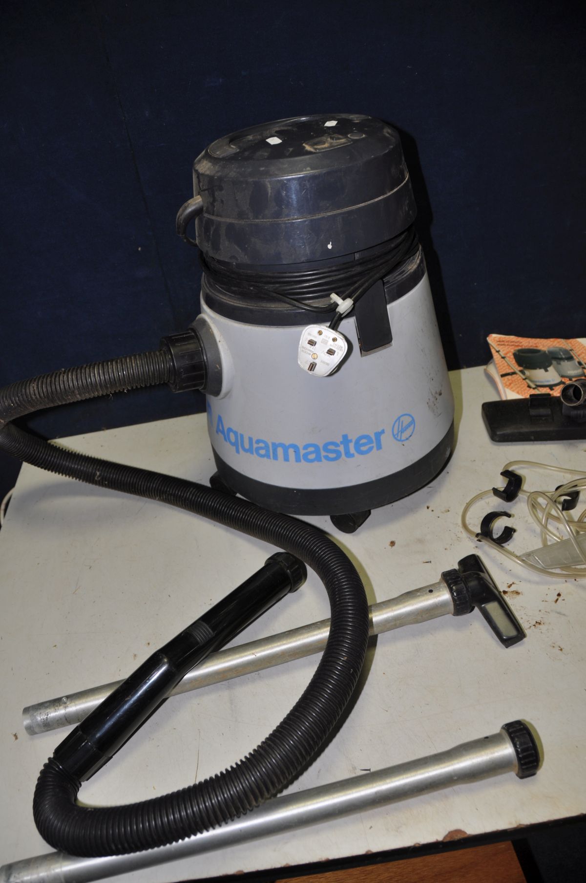 A HOOVER AQUAMASTER WET AND DRY VACUUM CLEANER with reservoir, head and pipework for carpet - Image 2 of 3