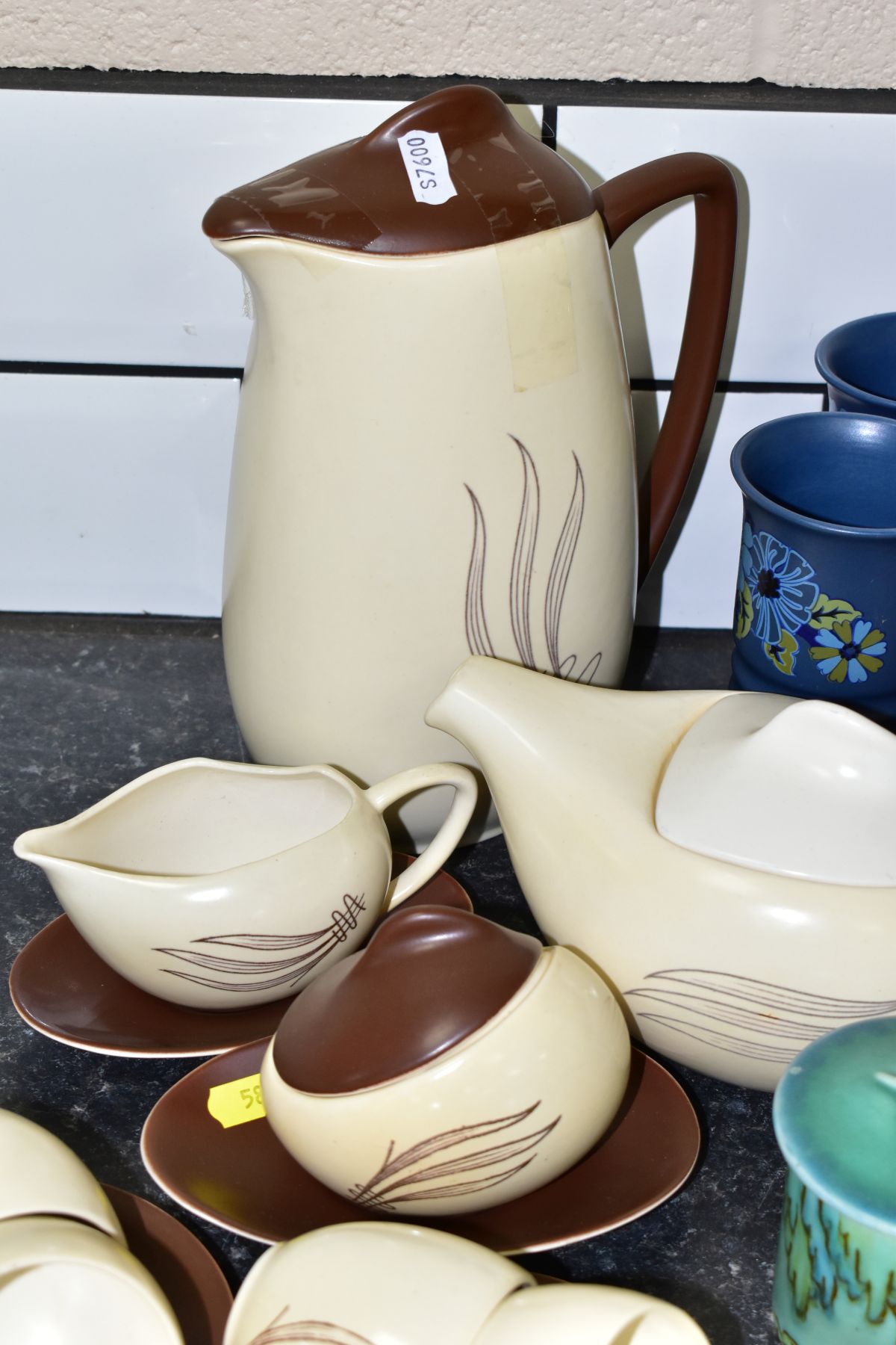A GROUP OF CARLTON WARE CERAMICS, to include a seventeen piece tea set in Windswept pattern ( - Image 4 of 15