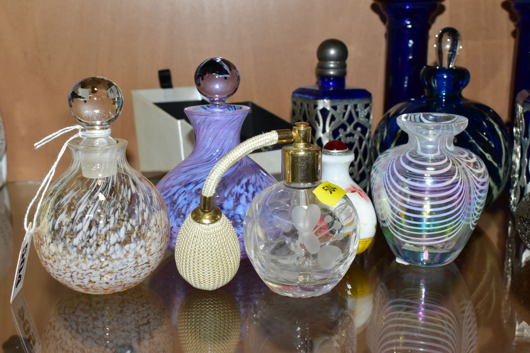 A COLLECTION OF MODERN GLASSWARE, ETC, primarily decorative scent bottles, including a Mdina - Image 12 of 14