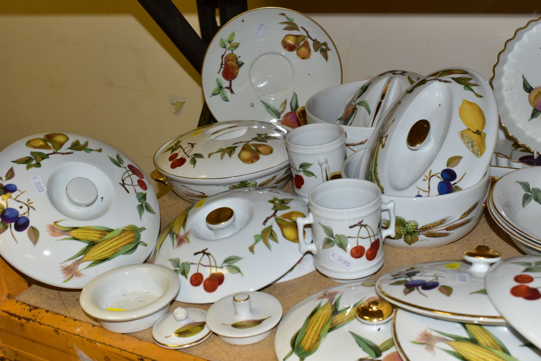 SEVENTY TWO PIECES OF ROYAL WORCESTER EVESHAM AND EVESHAM VALE DINNER WARES, comprising two flan - Image 2 of 10