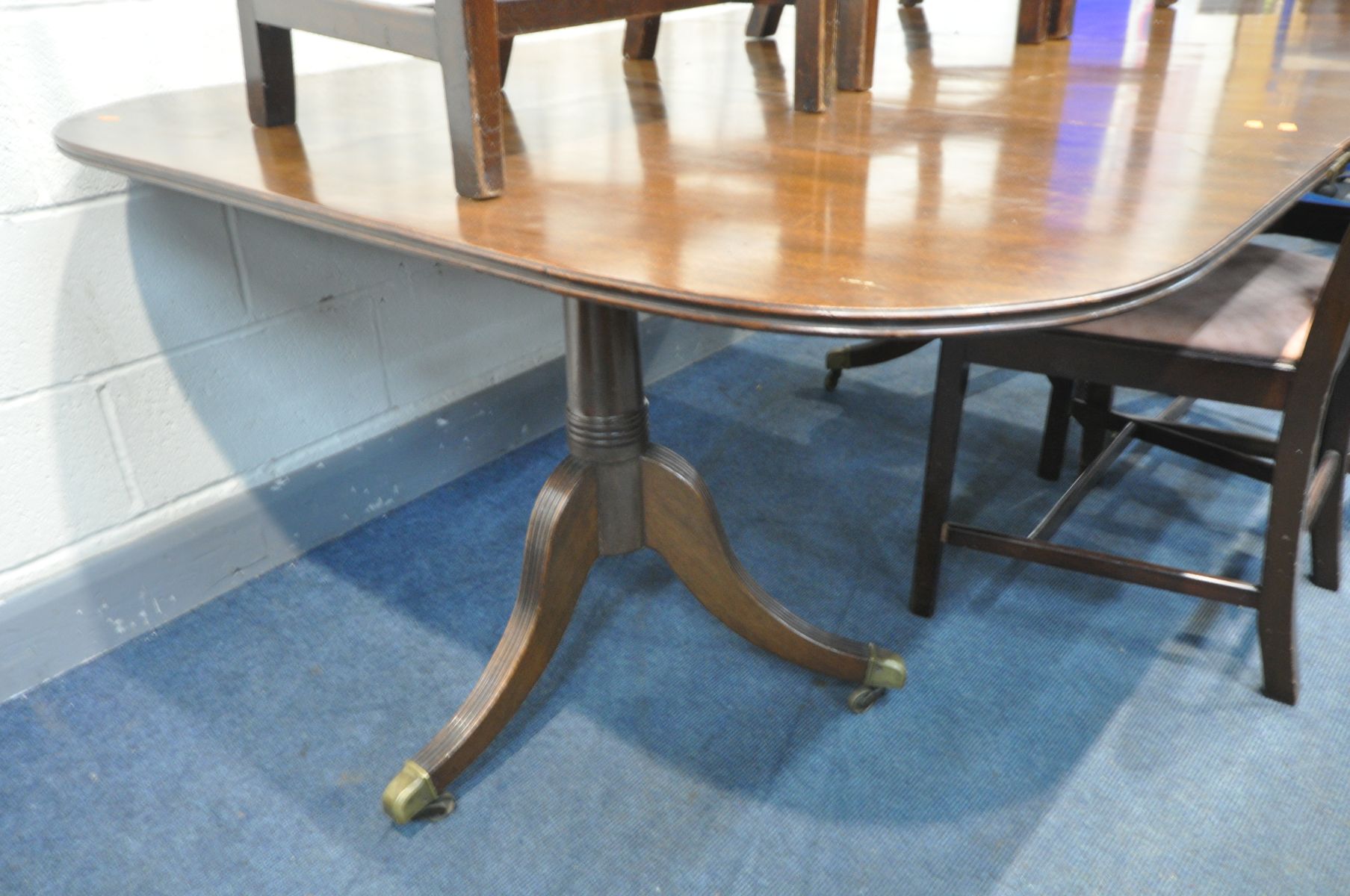 A GEORGIAN MAHOGANY TWIN PEDESTAL DINING TABLE, with one additional leaf, extended length 192cm x - Image 4 of 4