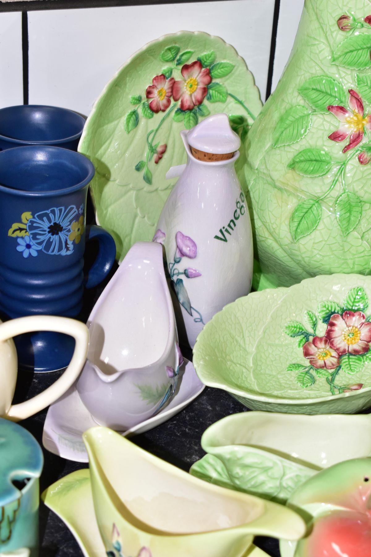 A GROUP OF CARLTON WARE CERAMICS, to include a seventeen piece tea set in Windswept pattern ( - Image 3 of 15