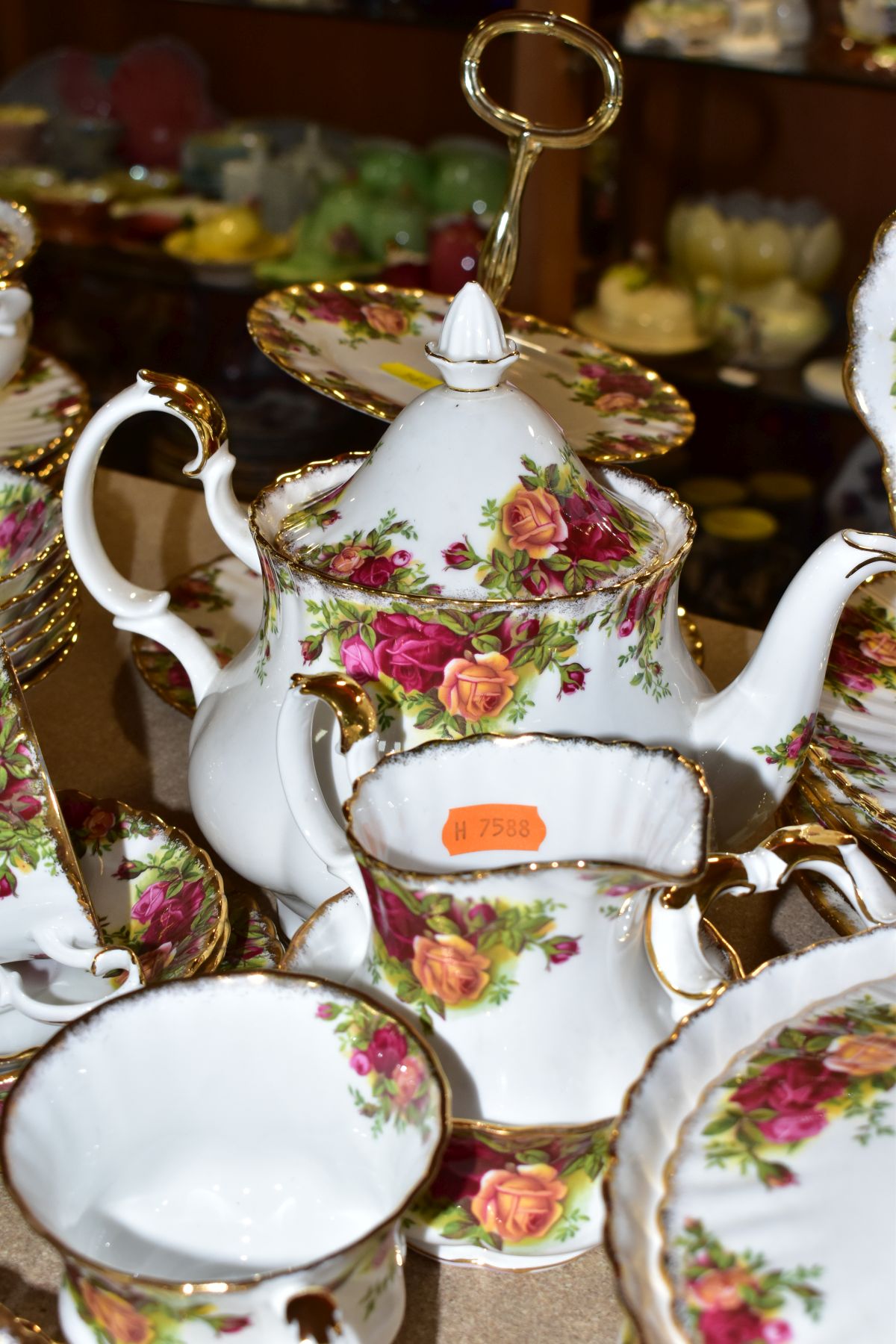 A FIFTY PIECE ROYAL ALBERT OLD COUNTRY ROSES DINNER SERVICE, comprising a teapot, a sugar bowl, a - Image 7 of 12