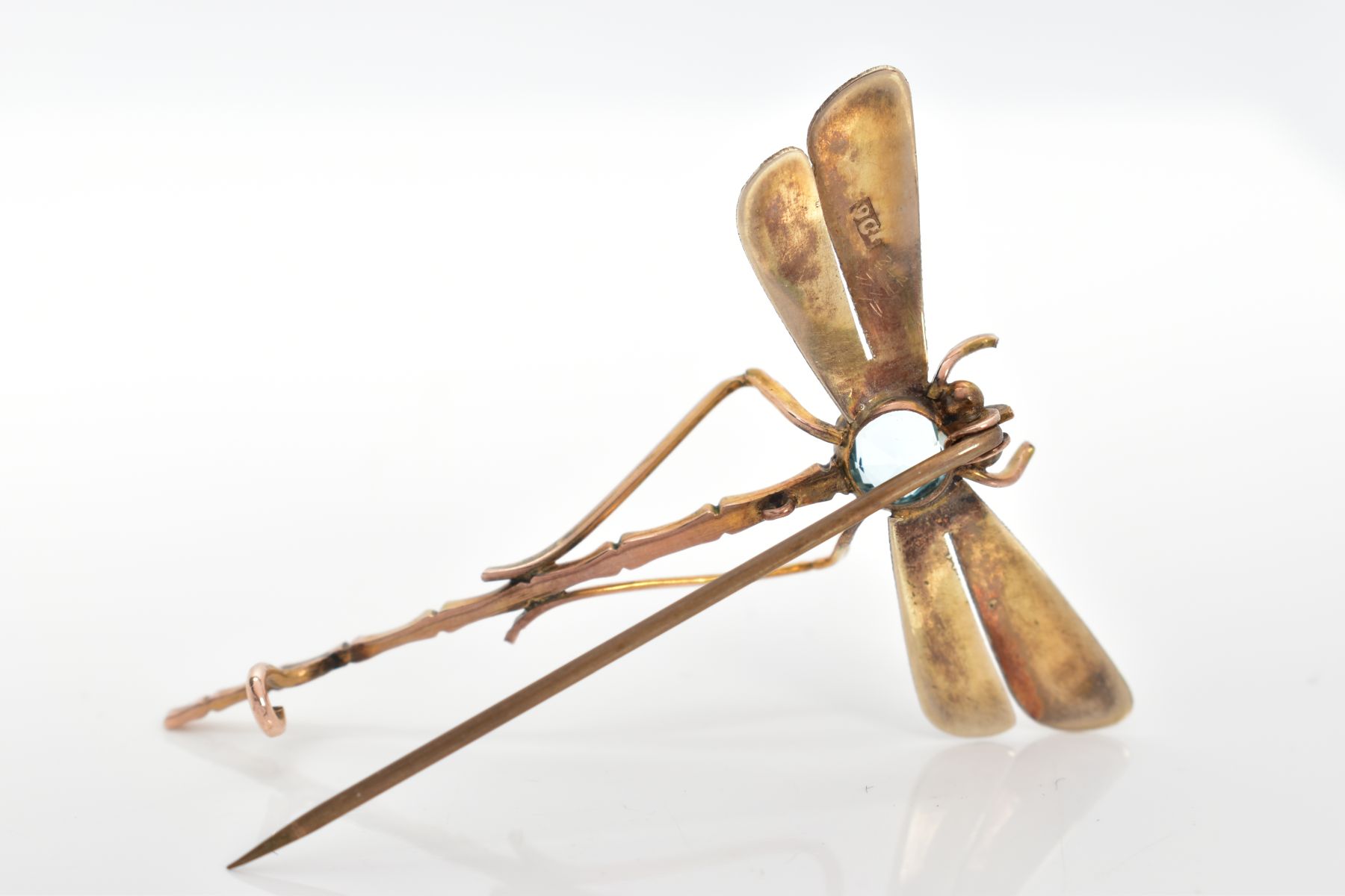 AN EARLY 20TH CENTURY YELLOW METAL DRAGONFLY BROOCH, set with a circular cut blue paste in a - Image 4 of 5