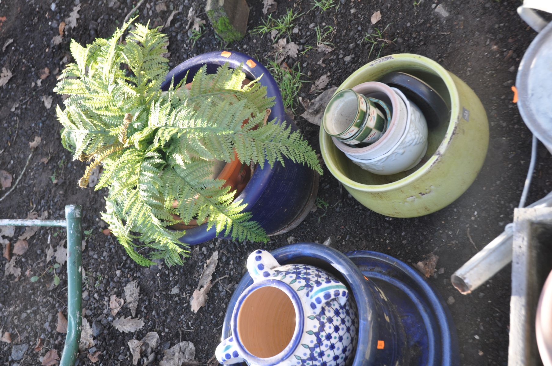 A VINTAGE GALVANISED WATERING CAN and seventeen plant pots including two square composite pots - Image 4 of 4